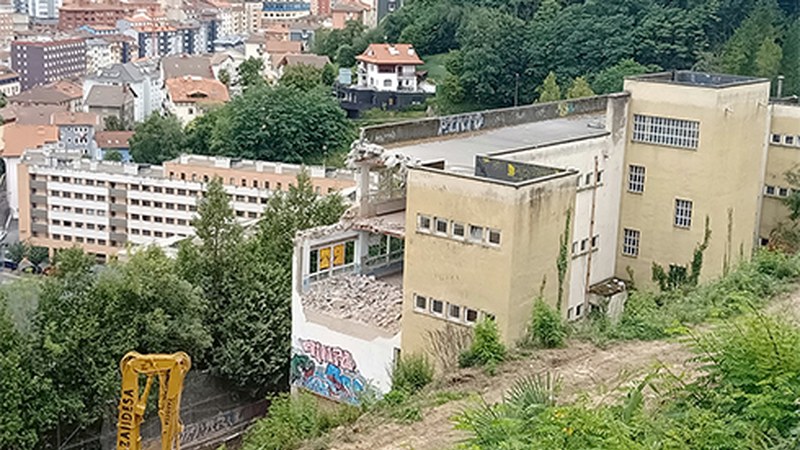 Alfako eskola izandakoa eraisteko beharrak hasi dituzte