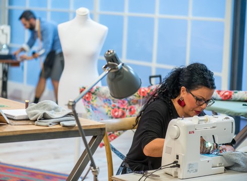 Alfako josteko makinak omenduko dituzte “Maestros de la costura” TVE1-eko programan