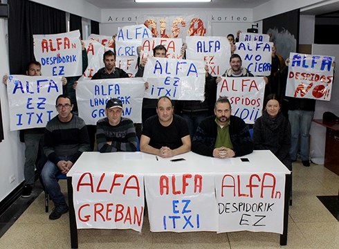Alfako langileek agerraldia egin dute eta herritarrak gaurko manifestazioarekin bat egitera deitu dituzte