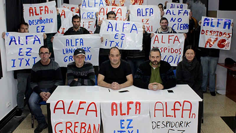 Alfako langileek agerraldia egin dute eta herritarrak gaurko manifestazioarekin bat egitera deitu dituzte
