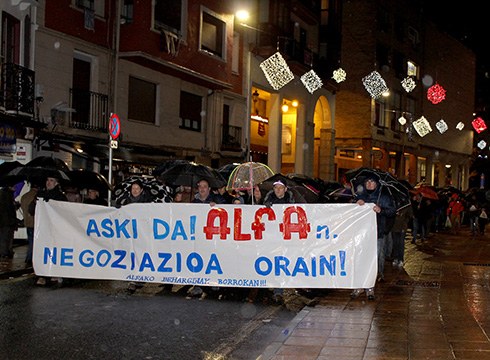 Alfako langileek deitutako manifestazioak euripean zeharkatu ditu kaleak negoziazioa exijitzeko