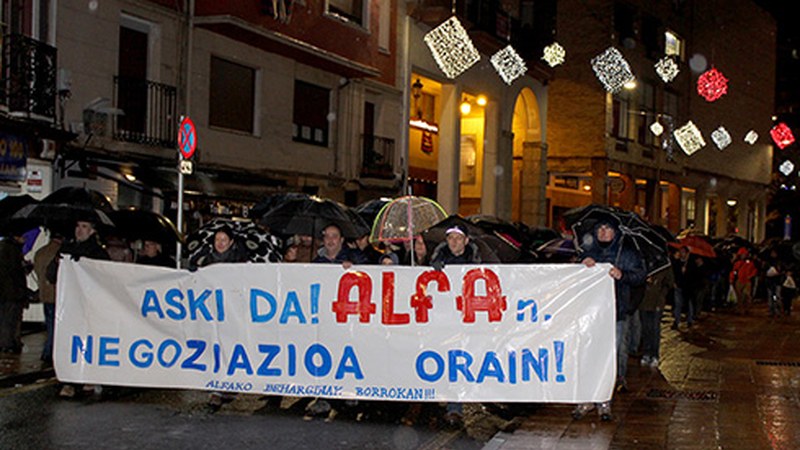 Alfako langileek deitutako manifestazioak euripean zeharkatu ditu kaleak negoziazioa exijitzeko