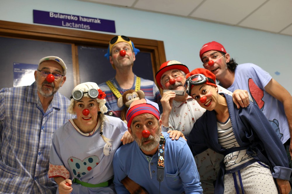 Algaraklown elkarteari laguntzeko egutegia salgai dago Eibarren