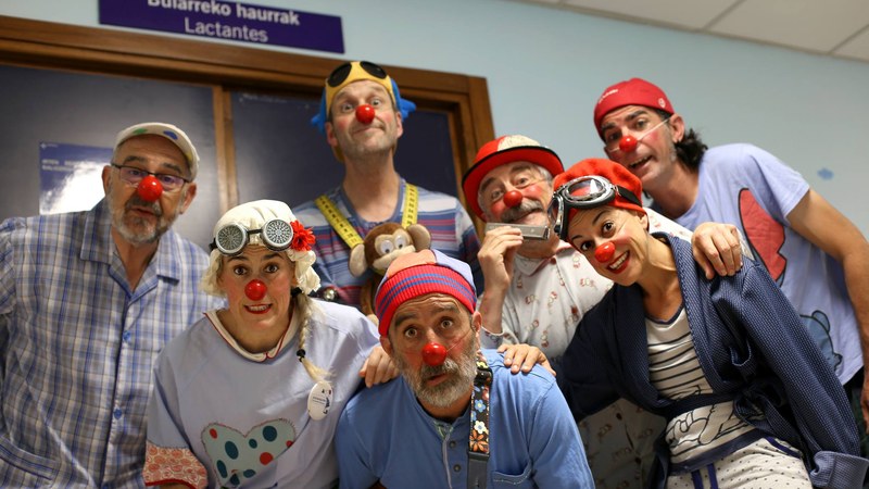 Algaraklown elkarteari laguntzeko egutegia salgai dago Eibarren