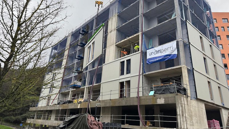 Alokairuko babes ofizialeko 36 etxebizitzaren sustapena bisitatu dute gaur goizean EAEko agintariek Fray Martin Mallea kalean