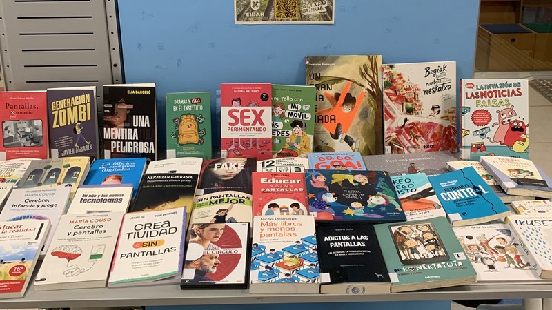Altxa Burua txokoa jarri dute liburutegian, teknologia eta osasun mentalaren inguruko liburuekin