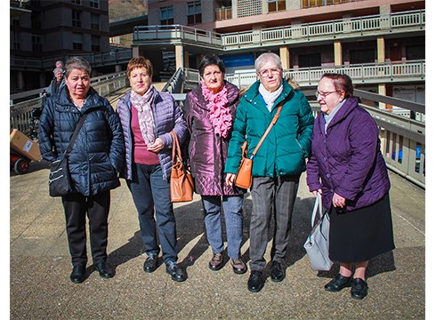 Altzoa, emakume alargunen alboan