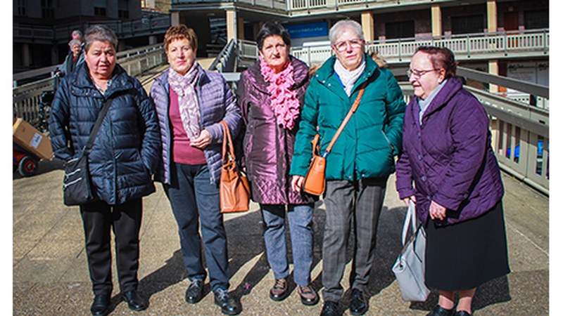 Altzoa, emakume alargunen alboan