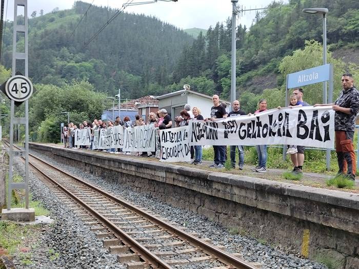 Altzolako bizilagunak Arartekoaren bulegoan izan dira tren geltokia defendatzen