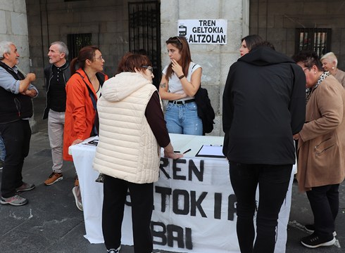 "Altzolan tren geltokia bai" plataformakoak sinadurak biltzen ibiliko dira San Andres egunean