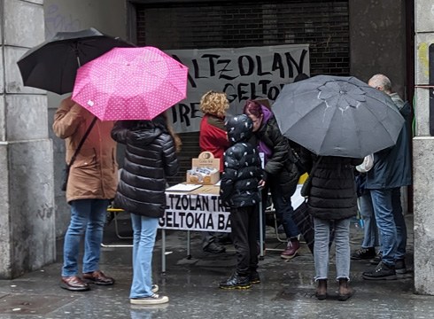 “Altzolan tren geltokia bai” plataformakoek eskerrak eman nahi dizkiete atzo sinatzera hurbildu ziren herritarrei