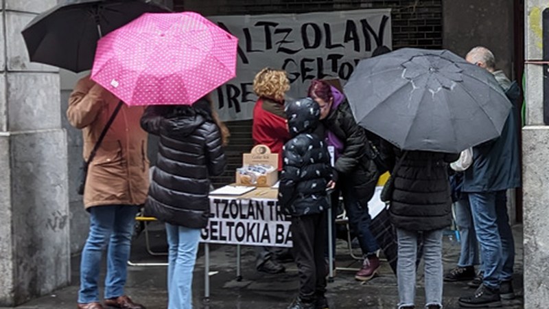 “Altzolan tren geltokia bai” plataformakoek eskerrak eman nahi dizkiete atzo sinatzera hurbildu ziren herritarrei