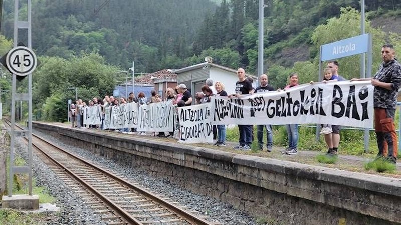 Altzolan Tren Geltokia Bai taldeak bilera eskatu die agintariei