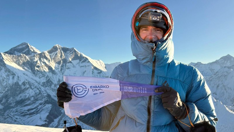 Ama Dablameko gailurra iritsi du Fernando Errekalde mendizaleak