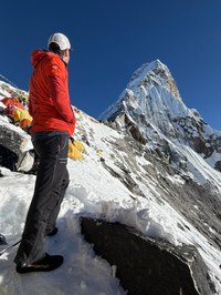 Ama Dablameko gailurra iritsi du Fernando Errekalde mendizaleak Ama Dablameko gailurra iritsi du Fernando Errekalde mendizaleak