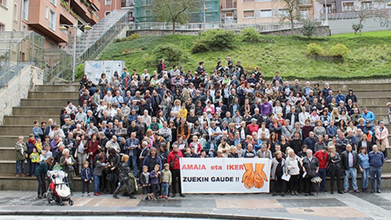 Amaia Agirregabiria eta Iker Rokandiori babesa azaltzeko ekitaldiak jendetza bildu du Txaltxa Zelaian