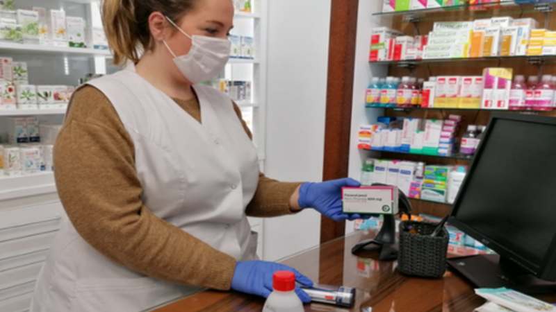 Amaia Albizu (botikaria): “Jendeari behar duena baino gehiago ez erosteko eskatzen diogu"