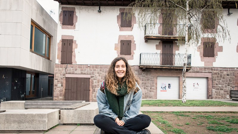 Amaia Elizagoien ‘Ameli’-k helduentzako ipuin-kontaketa aurkeztuko du gaur Portalean, musikaz lagunduta