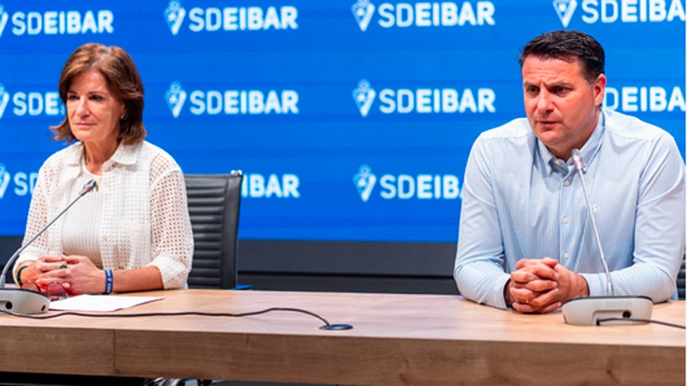 Amaia Gorostiza SD Eibarko presidentea eta Cesar Palacios kirol zuzendaria “anbizioaren” bidetik