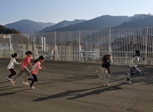 ‘Poliziak eta lapurrak’ Amaña Herri Ikastetxekoekin (BIDEOA)