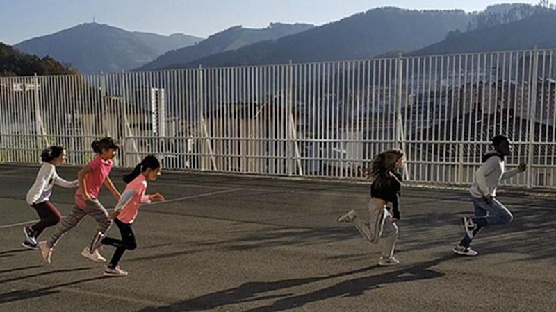 ‘Poliziak eta lapurrak’ Amaña Herri Ikastetxekoekin (BIDEOA)