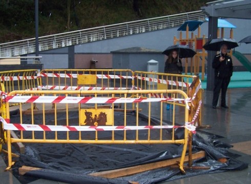 Amañako frontoia berritu dutenetik garajeetara ura sartzen dela salatu dute