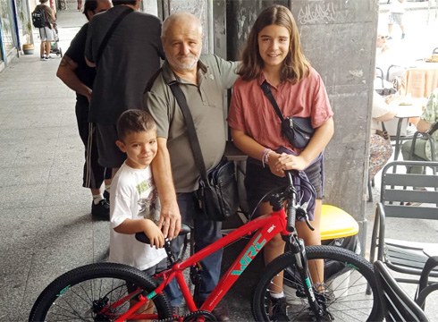 Amañako jaietako bizikletaren irabazleak jaso du saria