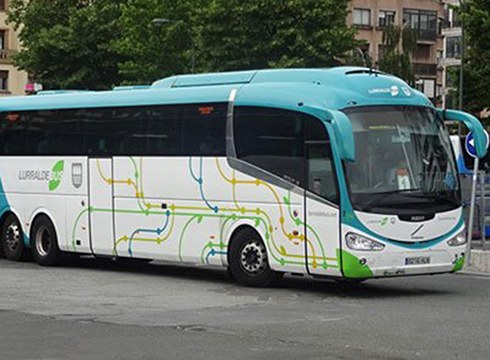 Amarako autobus geralekua ez kentzeko eskatu diote Rafaela Romero Mugikortasuneko diputatuari