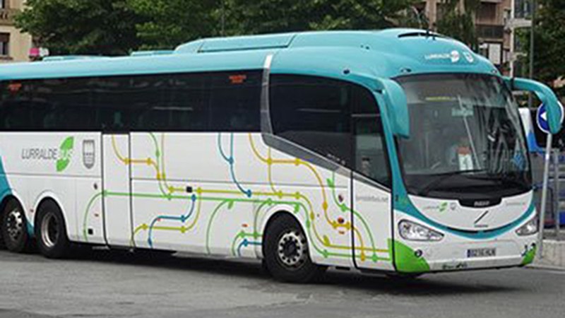 Amarako autobus geralekua ez kentzeko eskatu diote Rafaela Romero Mugikortasuneko diputatuari