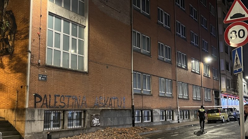 Anbulatorioko fatxadaren zati bat bota egin behar izan dute