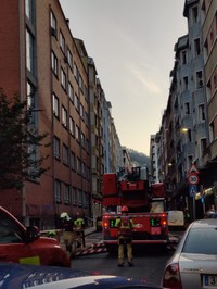 Anbulatorioko fatxadaren zati bat bota egin behar izan dute