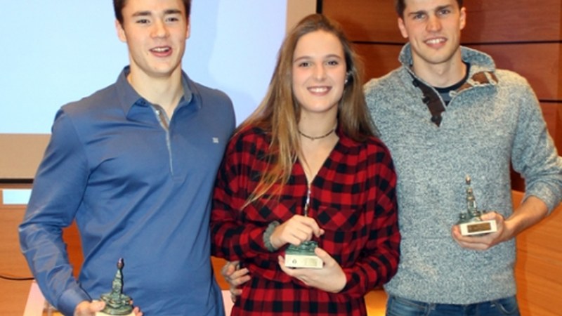 Ander Izagirre, Nora Varela eta Markel Alberdi igerilariei errekonozimendua