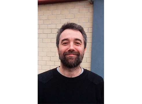 Ander Maiora, idazlea: “Gure kulturaren basamortua atzean utzi nahi duen pentsaera agertu nahi du liburuak”