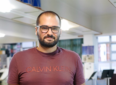 Andoni Vazquez Santos: “Bandako zuzendari izatea kontzertuetan eskuak mugitzea baino gehiago da”