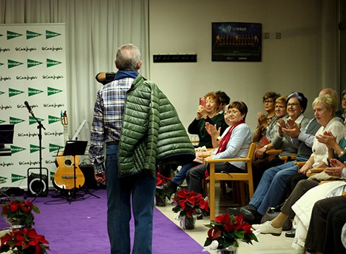 Andra-gizonendako moda bertatik bertara erakutsi zuten Untzagako jubilatuek