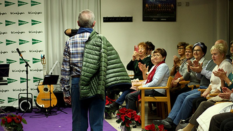 Andra-gizonendako moda bertatik bertara erakutsi zuten Untzagako jubilatuek