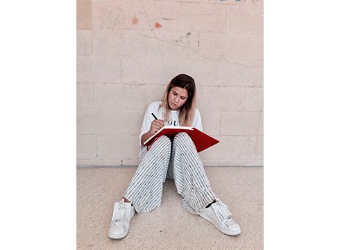 Andrea Garcia, marrazkilaria: “Jendearen hitz politak entzuteak demaseko poza ematen du”