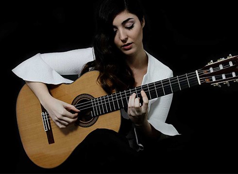 Andrea Gonzalez Caballero gitarra-jotzaile eibartarrak kontratua sinatu berri du Diamond Artists agentziarekin