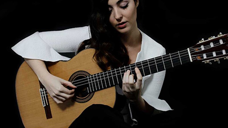 Andrea Gonzalez Caballero gitarra-jotzaile eibartarrak kontratua sinatu berri du Diamond Artists agentziarekin