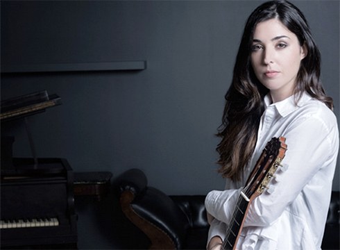 Andrea Gonzalez Caballero gitarristak kontratua sinatu du Diamond Artists agentziarekin