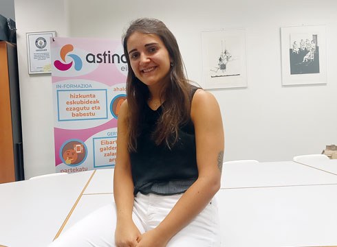 ANE ALBISU (Eibarren AKEBAI): “Euskal hiztunok gure hizkuntza eskubideak defendatu behar ditugu”