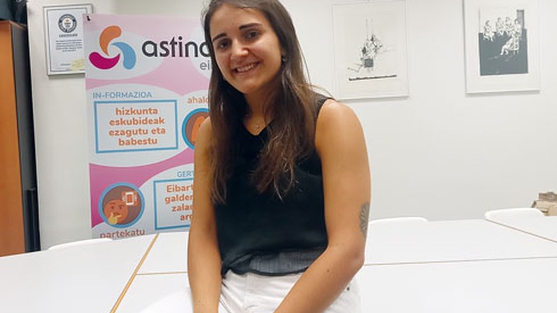 ANE ALBISU (Eibarren AKEBAI): “Euskal hiztunok gure hizkuntza eskubideak defendatu behar ditugu”