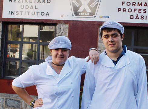 Ane Areitioaurtena eta Iker Salas (sukaldaritza ikasleak): ”Klasera pozik eta ikasteko  gogoarekin etortzen gara”