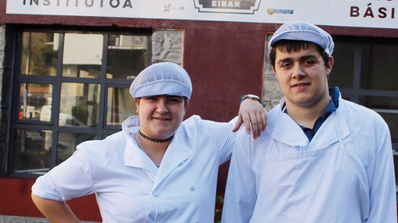 Ane Areitioaurtena eta Iker Salas (sukaldaritza ikasleak): ”Klasera pozik eta ikasteko  gogoarekin etortzen gara”