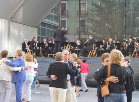 Sanjuanak agurtzeko antzinako doinuekin dantzan