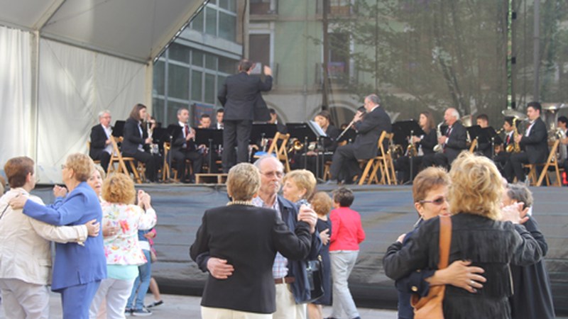 Sanjuanak agurtzeko antzinako doinuekin dantzan