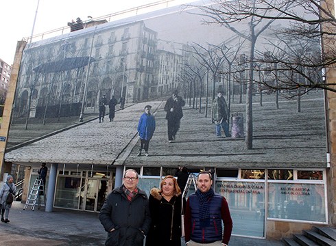 Antzinako Eibar gogoratzeko argazki erraldoiak ipintzen hasi dira