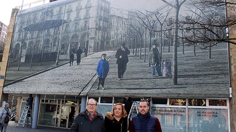 Antzinako Eibar gogoratzeko argazki erraldoiak ipintzen hasi dira