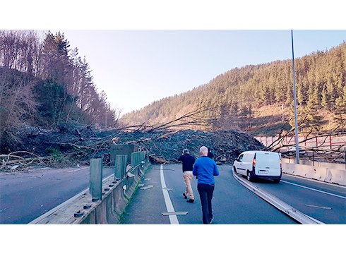 AP-8 autobidea itxita dago lur-jausi baten ondorioz