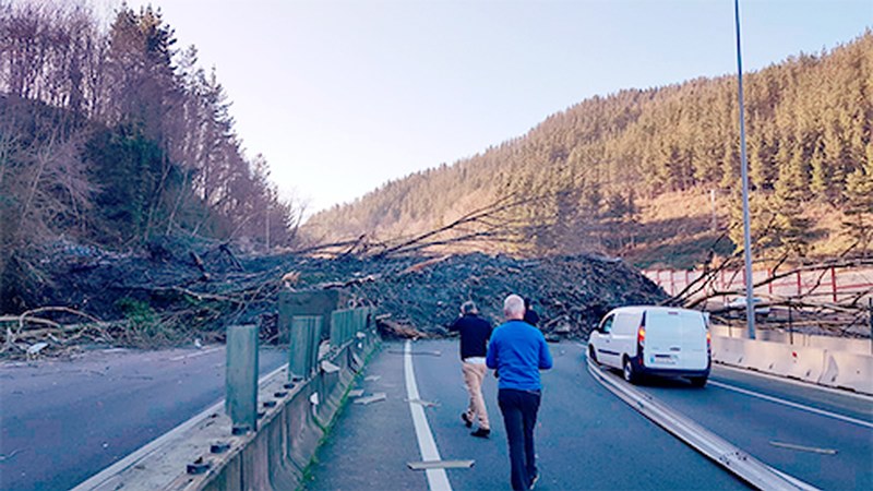 AP-8 autobidea itxita dago lur-jausi baten ondorioz